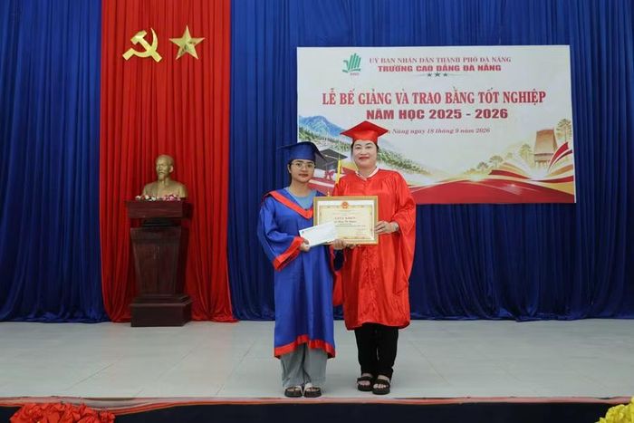 PGS.TS Vũ Thị Phương Anh, Quyền Hiệu trưởng Trường Cao đẳng Đà Nẵng trao giấy khen cho học sinh có thành tích cao trong học tập.