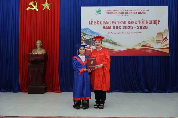 Trao bằng tốt nghiệp cho học sinh trình độ trung cấp.