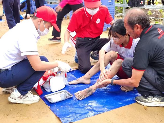 Học sinh đóng vai nạn nhân trong một tình huống sơ cứu giả định.