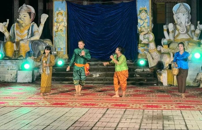 Biểu diễn nghệ thuật sân khấu Dì Kê của đồng bào Khmer xã Ô Lâm, tỉnh An Giang.