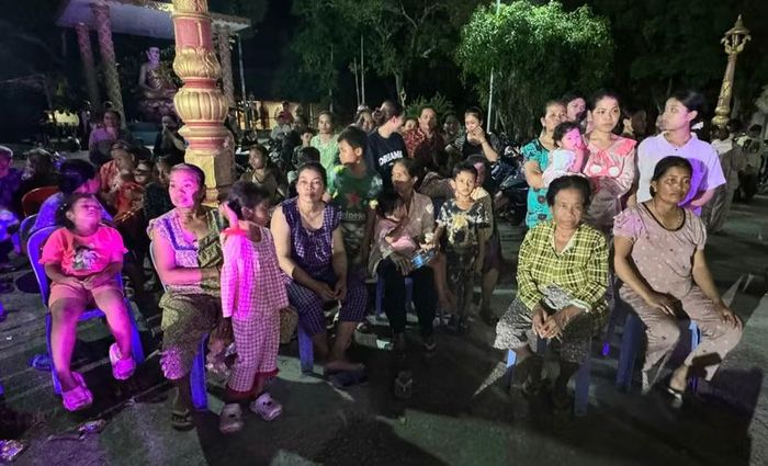 Người dân Ô Lâm thưởng thức biểu diễn nghệ thuật sân khấu Dì Kê.