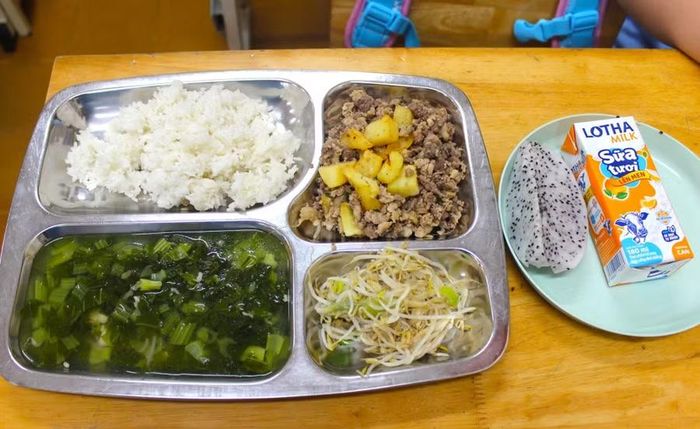 Suất ăn bán trú của một trường tiểu học tại TPHCM.
