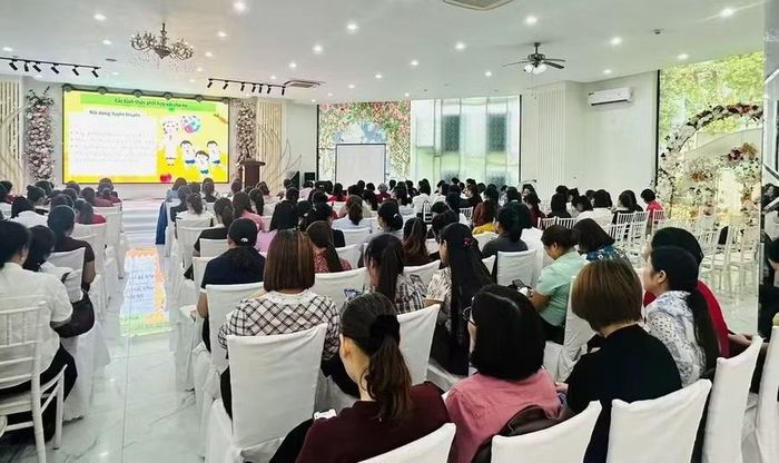Các giáo viên được bồi dưỡng, nâng cao năng lực.