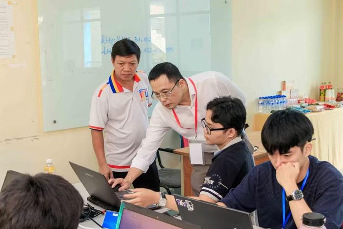 Ban tổ chức kiểm tra thiết bị trước khi bắt đầu thi.