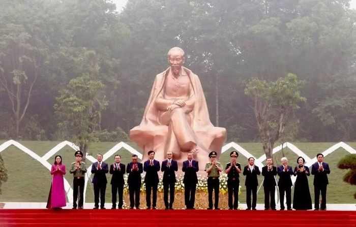 Tổng Bí thư, Chủ tịch nước Tô Lâm cùng các đại biểu chúc mừng khánh thành Tượng đài “Bác Hồ với ngày hội non sông”.