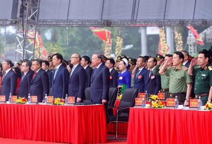 Tổng Bí thư, Chủ tịch nước Tô Lâm cùng các đại biểu thực hiện nghi lễ chào cờ.