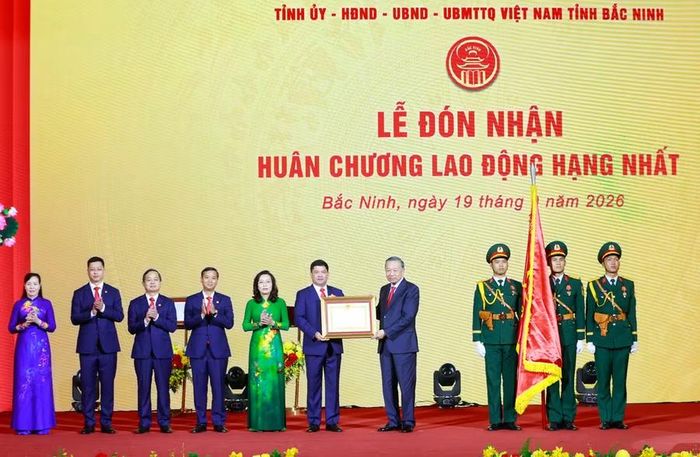 Tổng Bí thư, Chủ tịch nước Tô Lâm trao Huân chương Lao động hạng Nhất cho Đảng bộ, chính quyền và nhân dân Bắc Ninh.
