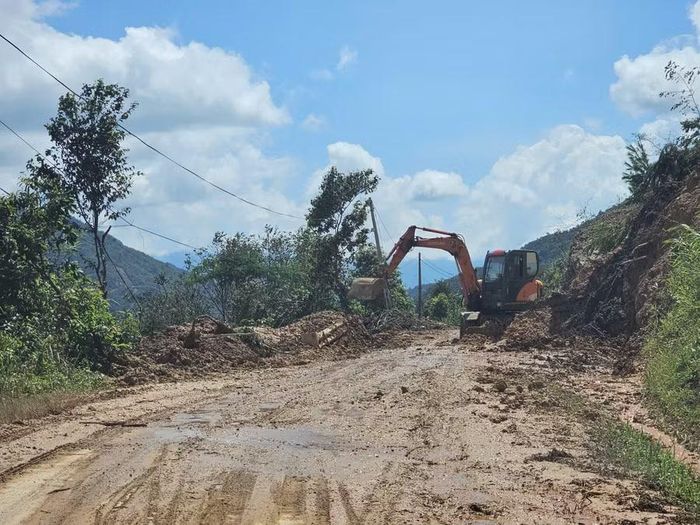 Ban Quản lý bảo trì đường bộ Sơn La huy động máy móc sửa chữa đường bị sạt lở đất, đá.