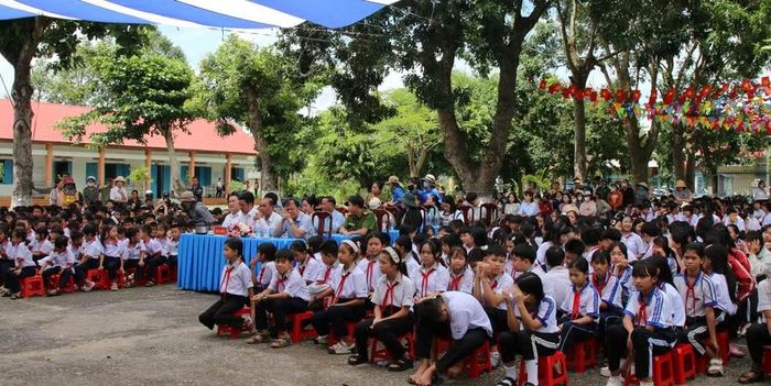 Đại biểu cùng 300 học sinh có hoàn cảnh khó khăn trên địa bàn.