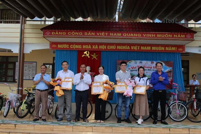 Lãnh đạo địa phương tặng hoa, thư cảm ơn các nhà tài trợ.