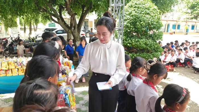 Bà Trần Thị An - Công ty Toàn Cầu tặng quà cho các em.