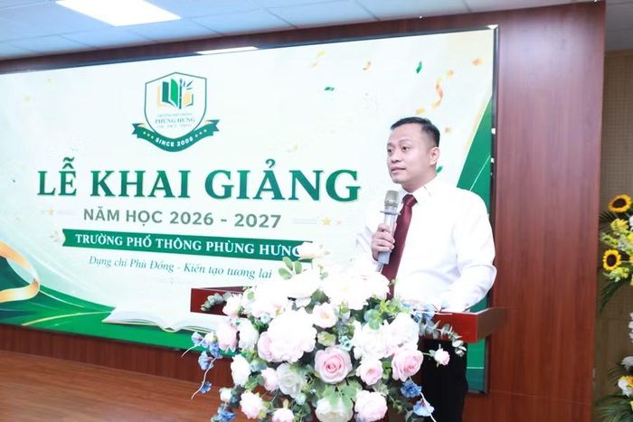 ThS Lê Trung Kiên - Hiệu trưởng Trường Phổ thông Phùng Hưng tại lễ khai giảng năm học mới. Ảnh: Đình Tuệ.