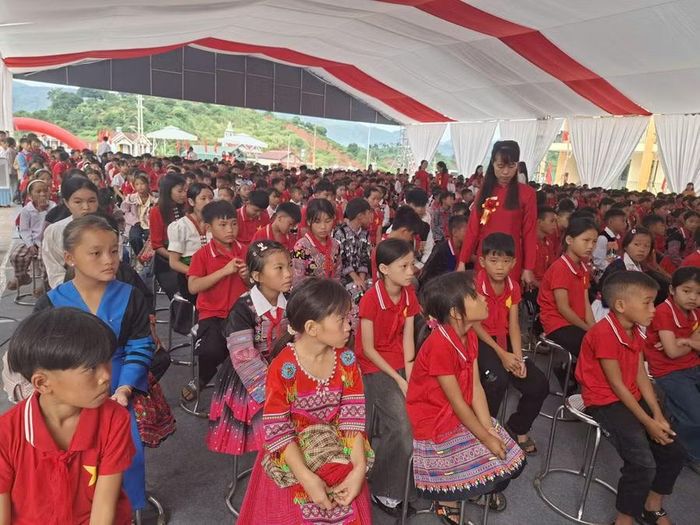 Các em học sinh trường liên cấp xã Chiềng Sơn trong ngày khai giảng.