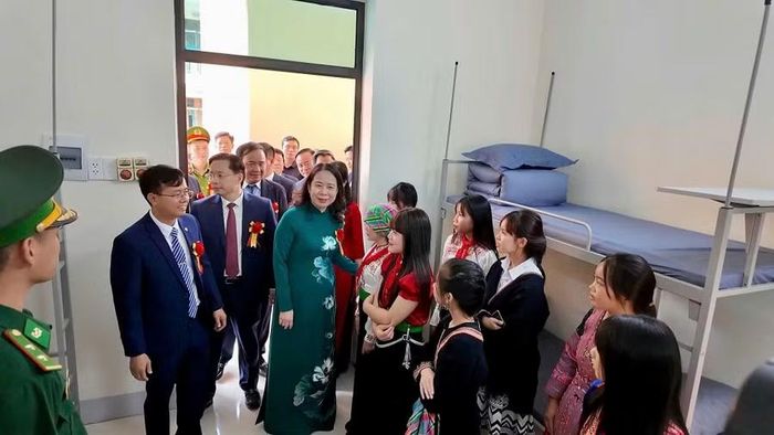 Phó Chủ tịch nước Võ Thị Ánh Xuân cùng các đại biểu tham quan phòng ngủ của học sinh.