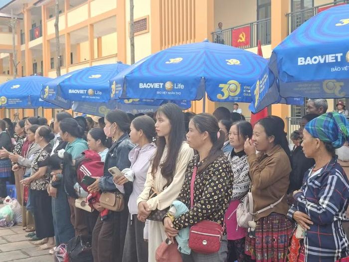 Nhiều phụ huynh học sinh vui mừng khi con em được học tập trong ngôi trường mới.
