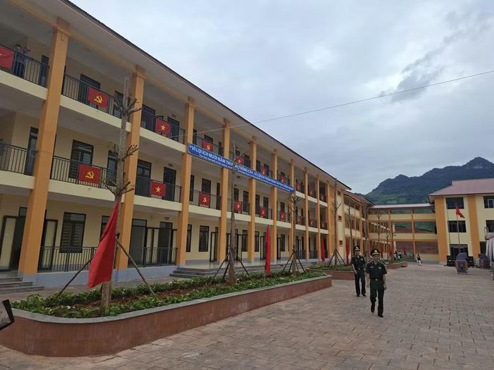 Trường học liên cấp xã Chiềng Sơn được xây dựng khang trang.