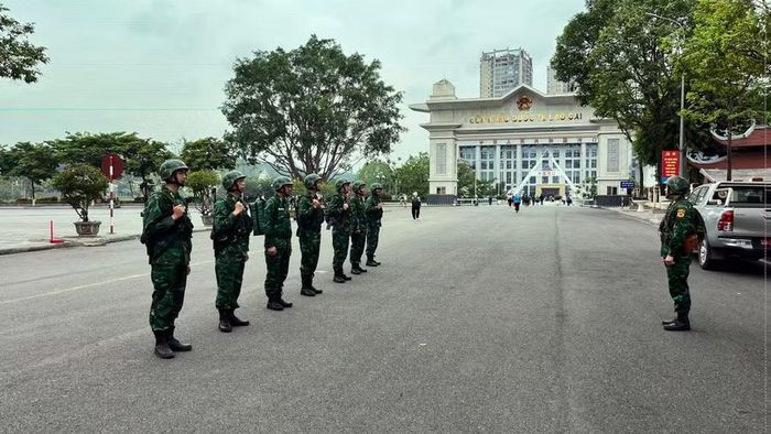 Cán bộ chiến sĩ Đồn Biên phòng Cửa khẩu quốc tế Lào Cai triển khai tuần tra đảm bảo an ninh khu vực biên giới, cửa khẩu.