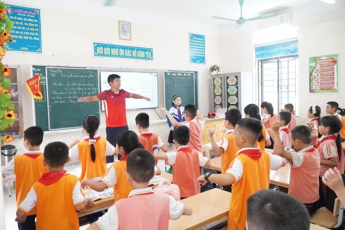 Tiết học Thể dục trong lớp tại Trường Tiểu học Vinh Phú 1 (phường Vinh Phú, Nghệ An). Ảnh: Hồ Lài
