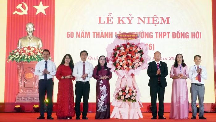 Ban lãnh đạo Sở GD&ĐT Quảng Trị tặng hoa chúc mừng nhà trường.