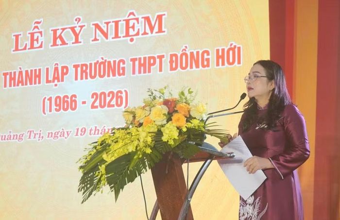 Bà Lê Thị Hương, Giám đốc Sở GD&ĐT Quảng Trị ghi nhận các thành tích giáo dục nhà trường đã đạt được.
