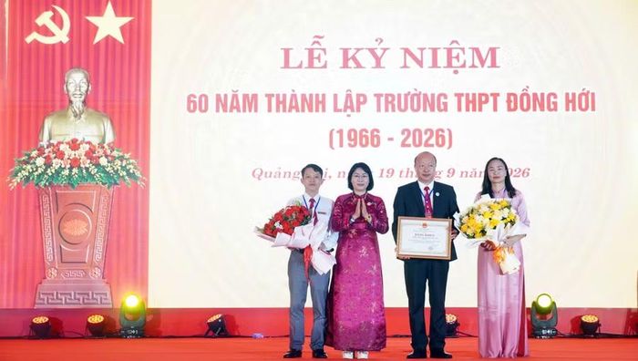 Bà Phạm Thị Minh Huệ trao Bằng khen của Bộ GD&ĐT tặng nhà trường.
