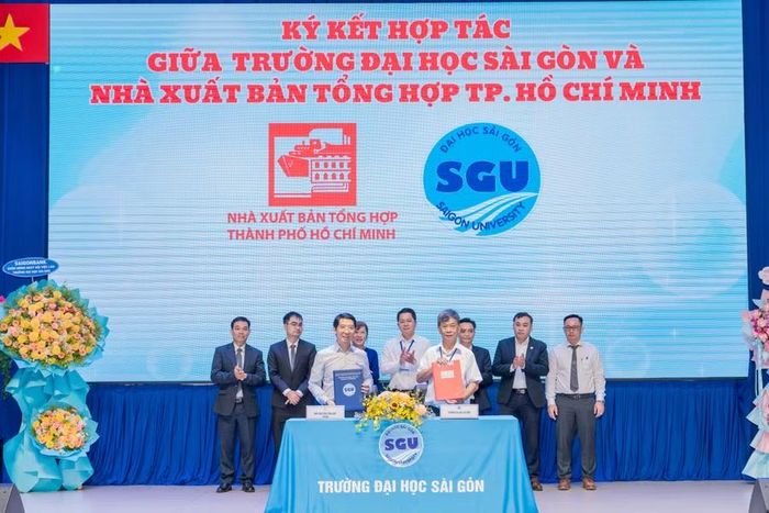 Trường Đại học Sài Gòn ký kết thỏa thuận hợp tác với Nhà xuất bản Tổng hợp TPHCM cùng nhiều doanh nghiệp khác trong khuôn khổ ngày hội.