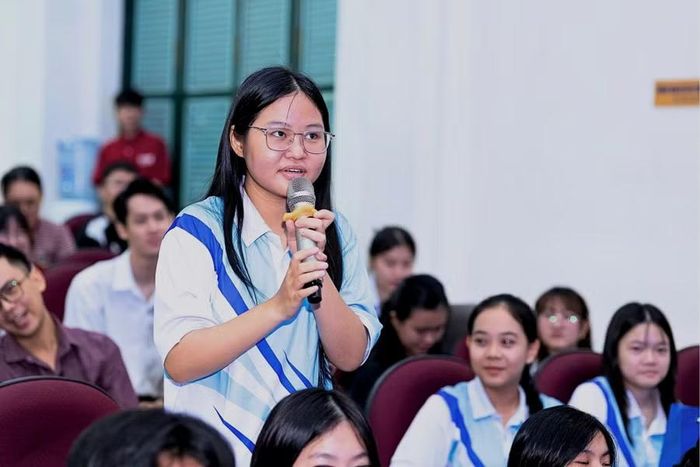Các em học sinh thể hiện sự quan tâm rất lớn đối với thông tin về cuộc thi.