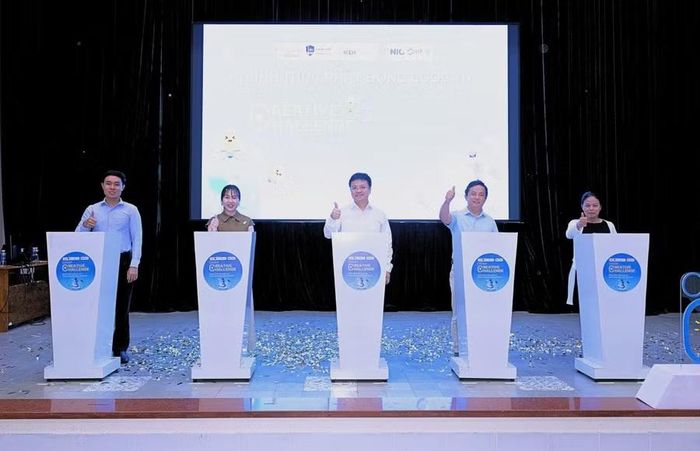 Ban Tổ chức triển khai Nghi thức Phát động cuộc thi Canva Creative Challenge.
