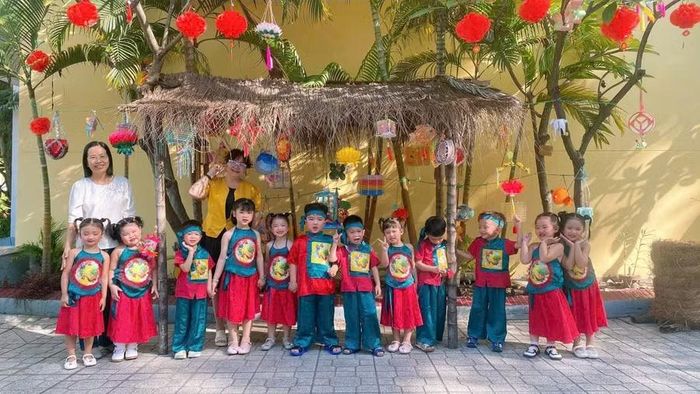 Trẻ mầm non trong hoạt động ở trường