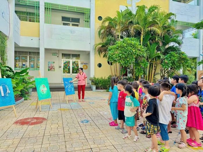 Trẻ trong hoạt động ngoài trời