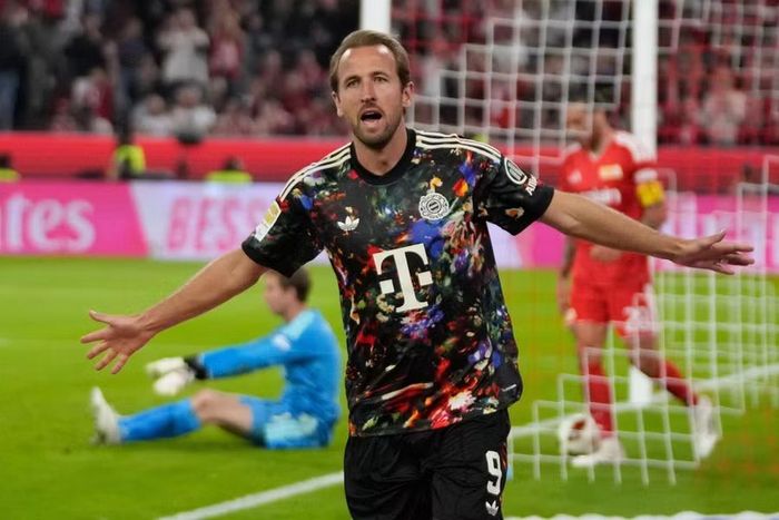 Tiền đạo Harry Kane mừng bàn nâng tỷ số lên 4-0 trước Union Berlin, cũng là pha lập công thứ 101 của anh tại Bundesliga. Ảnh: AP.