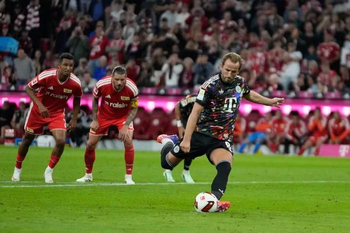 Harry Kane thực hiện thành công quả phạt đền ở phút 39, chạm mốc 100 bàn sau 98 trận và xô đổ kỷ lục tồn tại 49 năm của Dieter Muller. Ảnh: AP.