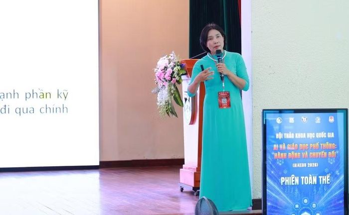 Chuyên gia tham luận tại hội thảo.