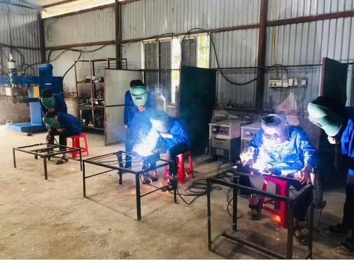 Trường Trung cấp nghề Thạch Thành đào tạo nhiều nhóm nghề, trong đó có nghề Hàn.