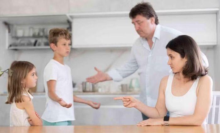 Đằng sau những đứa trẻ không nghe lời thường ẩn chưa những nguyên nhân từ gia đình. (Ảnh: ITN).