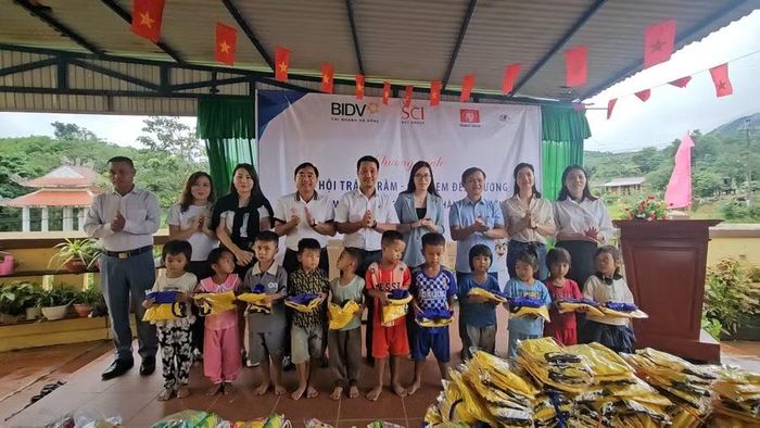Câu lạc bộ Phóng viên Thường trú và các nhà tài trợ tặng quà đến học sinh.