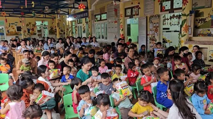Những phần quà trung thu đến với trẻ em Vân Kiều.