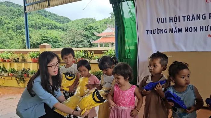 Những phần quà trung thu đến với trẻ mầm non vùng cao Quảng Trị.