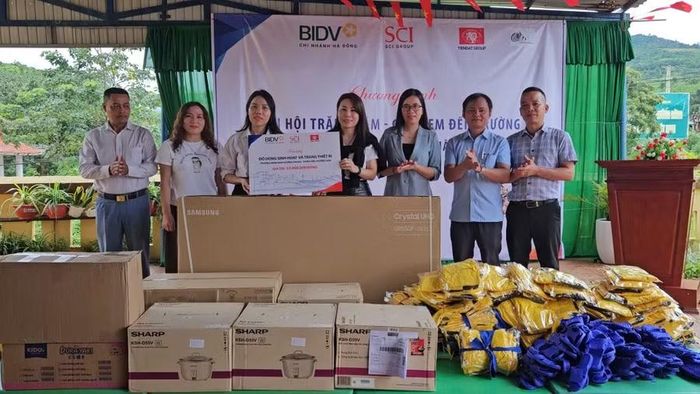 Tặng quà cho nhà trường phục vụ hoạt động dạy học và chăm sóc trẻ.