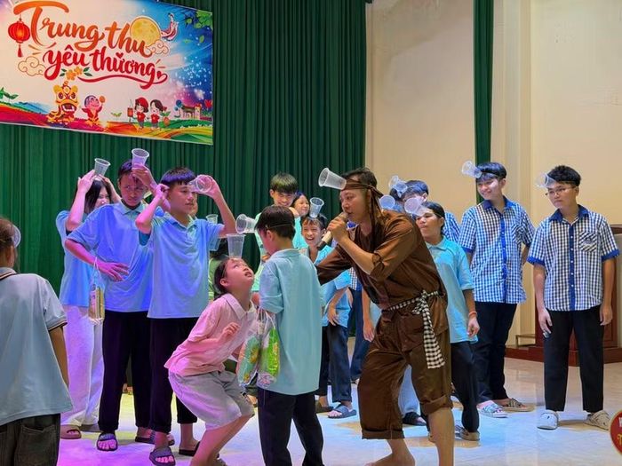 Các bạn nhỏ hòa chung niềm vui đêm Trung thu.