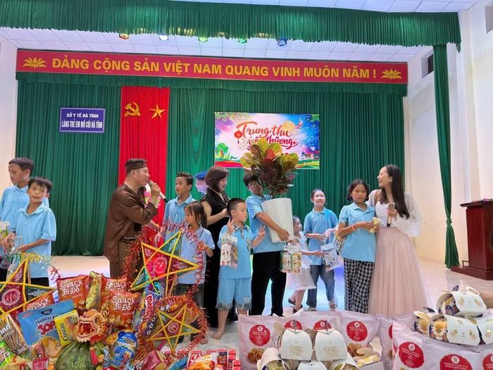 Nhiều phần quà được trao đến các em nhỏ tại Làng trẻ mồ côi Hà Tĩnh.