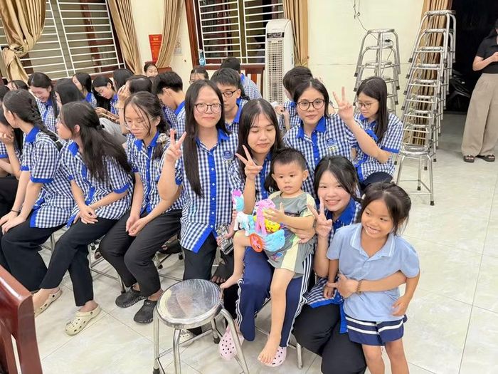 Học sinh Trường Albert Einstein Hà Tĩnh chia sẻ yêu thương với các em nhỏ tại làng trẻ mồ côi Hà Tĩnh.