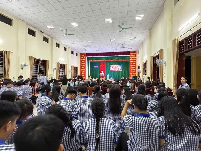 Chương trình “Trung thu yêu thương - mùa 2” do CLB HOPE thuộc Tổ Xã hội, Trường Albert Einstein Hà Tĩnh tổ chức.