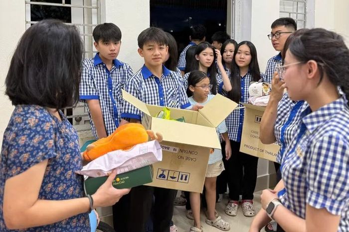 Những món quà do giáo viên, học sinh Trường Albert Einstein Hà Tĩnh quyên góp để trao đến các bạn nhỏ thiếu may mắn.