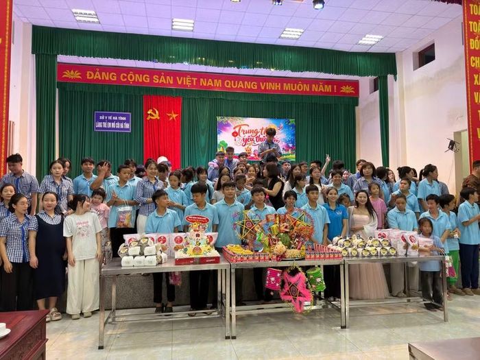 Những sự động viên, món quà của CLB HOPE đã nhen lên hi vọng cho các bạn nhỏ kém may mắn.