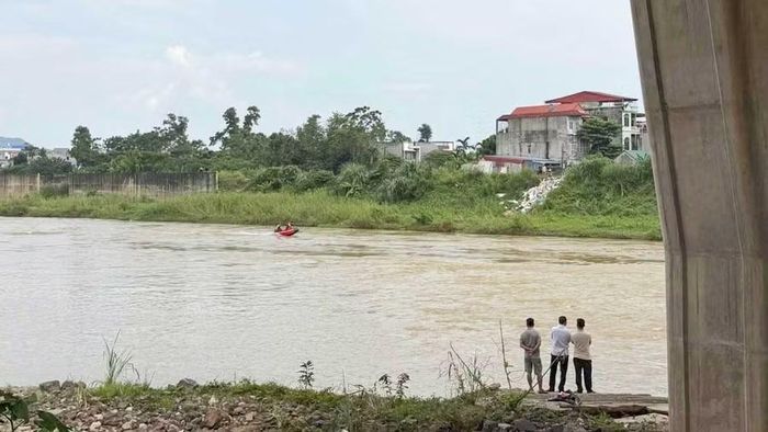 Lực lượng chức năng đang tìm kiếm trên sông.