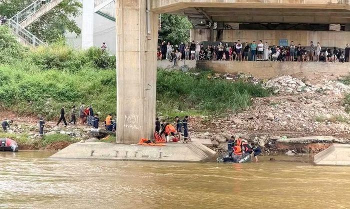 Người dân tập trung đông tại khu vực chân cầu Bến Tượng.