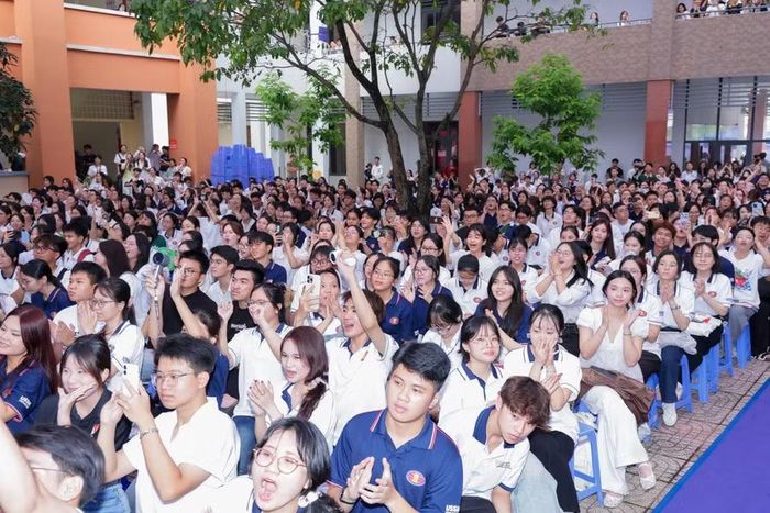Sinh viên nhà trường dự chương trình chào đón tân sinh viên khóa 2026.
