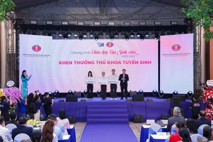 Nhà trường khen thưởng thủ khoa tuyển sinh.