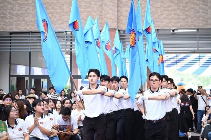 Nghi thức trao cờ truyền thống của các thế hệ sinh viên nhà trường.